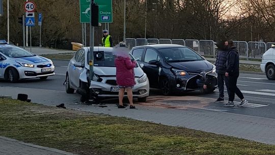 Na pasach uderzyła w auto i wbiła się w sygnalizator