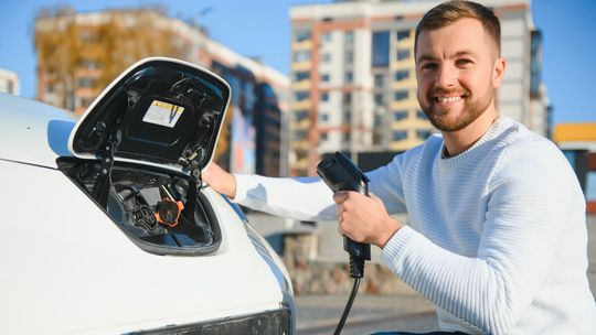 Złodzieje niszczą ładowarki dla marnych 200 złotych. Operatorzy liczą gigantyczne straty i zapowiadają kontrole