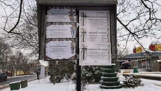 Na przepełnionych tablicach najwięcej klepsydr o sześćdziesięciolatkach