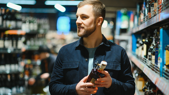 Trzeba ograniczyć w Polsce dostęp do alkoholu. Co z wysokoprocentowymi napojami na stacjach paliw?