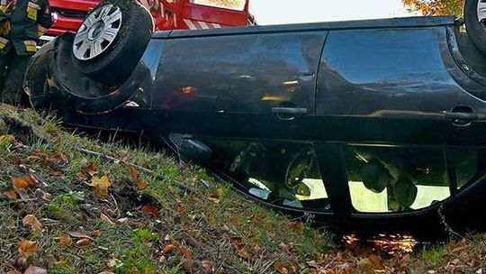 Na śliskiej trasie wypadła z drogi. Matka z dziećmi w szpitalu