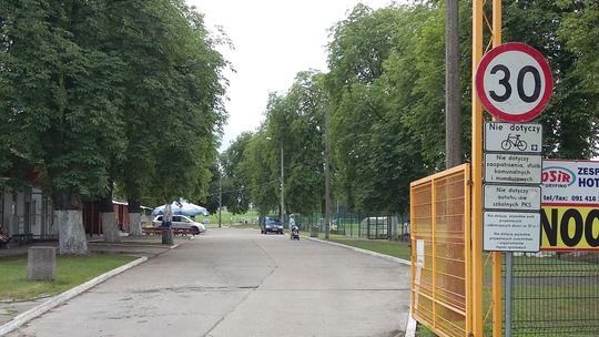 Na stadionie zrobiono sobie tor wyścigowy