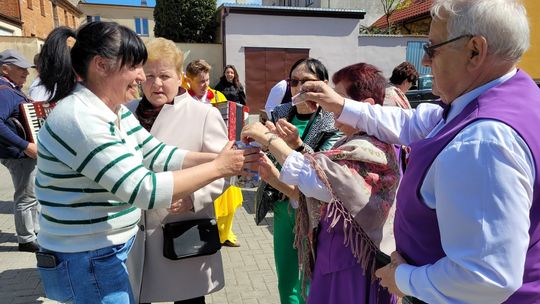 Na targowisku kupowali, śpiewali i zbierali dla chorego Oliwiera [WIDEO, FOTO]