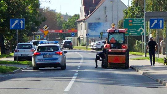 Na ulicy Flisaczej w Gryfinie popsuła się zamiatarka. Co zrobił kierowca, a co policja?