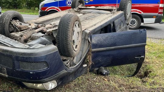 Na ulicy Szczecińskiej dodał gazu i do góry kołami wylądował Na ulicy Szczecińskiej dodał gazu i do góry kołami wylądował