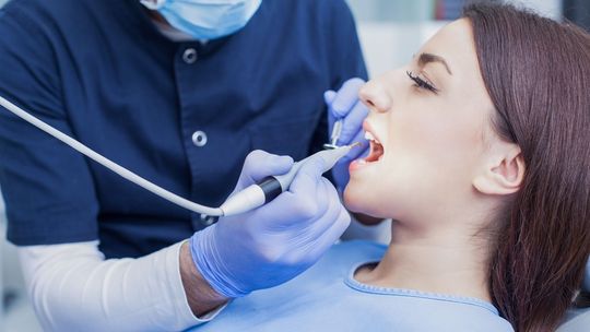 Podpowiadamy jak zaoszczędzić na wizycie u dentysty. Jak na polskie zarobki, jest drogo