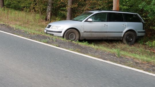 Na zakręcie wypadł z drogi. Zatrzymał się na drzewie