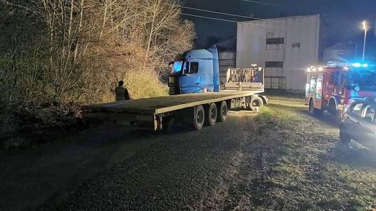 Naczepa uderzyła w ciągnik siodłowy. Rozszczelnieniu uległ zbiornik z ropą Naczepa uderzyła w ciągnik siodłowy. Rozszczelnieniu uległ zbiornik z ropą