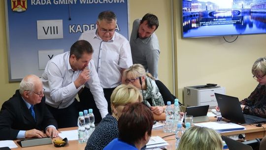 Nadzwyczajna sesja opóźniona, ponieważ nie można było uruchomić tabletów. Spór o dodatkowy punkt 