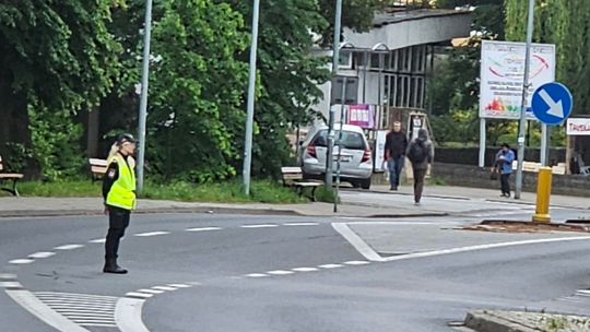 Przechodziła przez pasy i wjechał w nią samochód Przechodziła przez pasy i wjechał w nią samochód