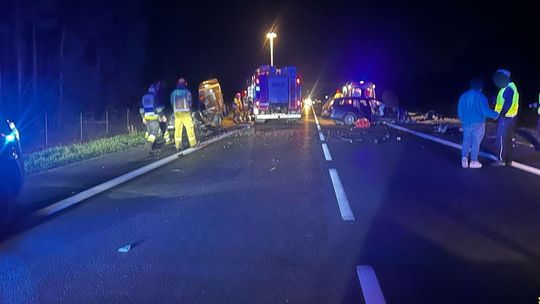 Nagle zaczął jechać na czołowe zderzenie. Poranił siebie i pasażera