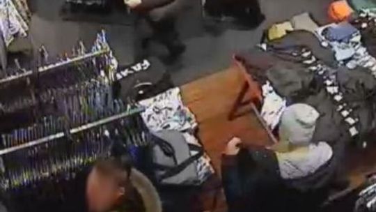 Nagrał nastolatków jak okradają sklep