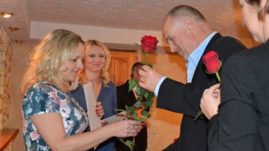 Nagrodził wszystkich dyrektorów i 20 nauczycieli. Kto zyskał uznanie w oczach burmistrza?