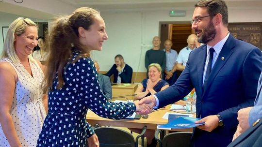 Nagrodzili najlepszych absolwentów szkół podstawowych w gminie
