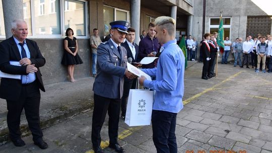 Nagrodzili uczniów za bohaterską postawę w czasie wakacji Nagrodzili uczniów za bohaterską postawę w czasie wakacji