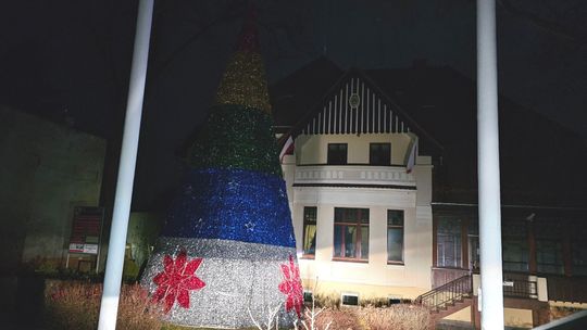 Najciemniejsza siedziba gminy w powiecie. Choinka, której nie widać