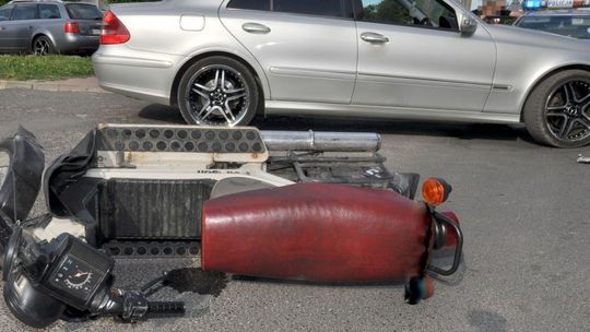 Najechał mu na nogę i złamał miednicę