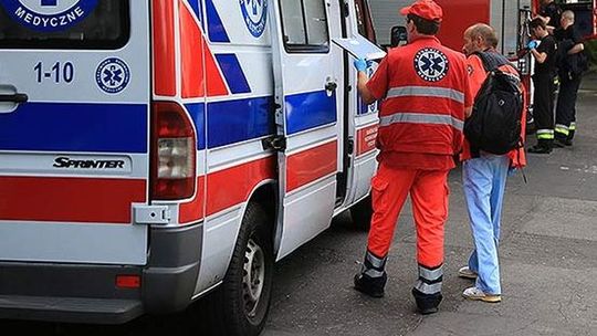 Najechała na skręcającego w lewo. Poszkodowany w szpitalu