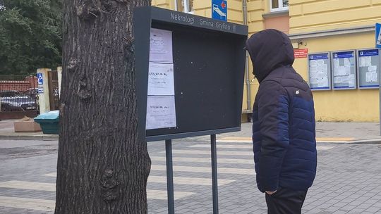 Najgłębszy smutek nie ma słów, tylko ciężar nieobecności...