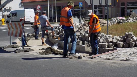 Najpierw arcybiskup święcił, a teraz rondo… rozbierają