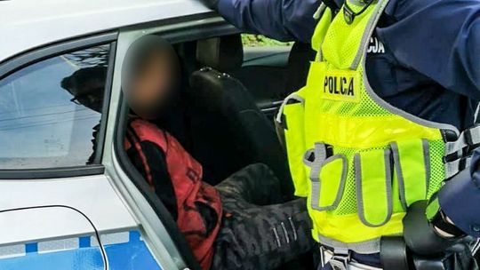 Najpierw natknął się na policjantów, a teraz witać się będzie z sędzią