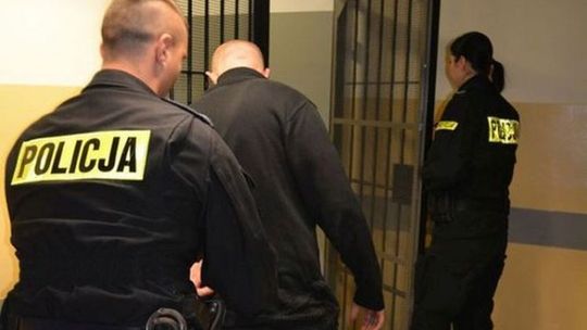 Najpierw okradł mieszkanie. Potem dokonał brutalnego napadu