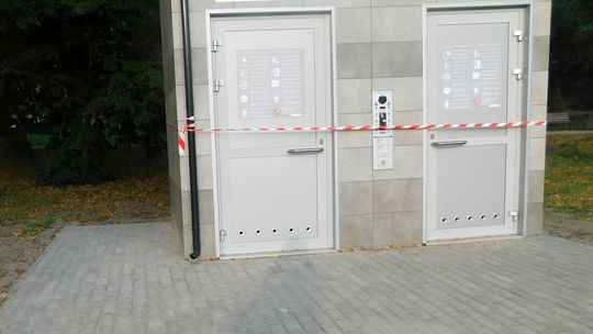 Najpierw się spieszył, a potem wszystko rzucił? Czeka na gości?