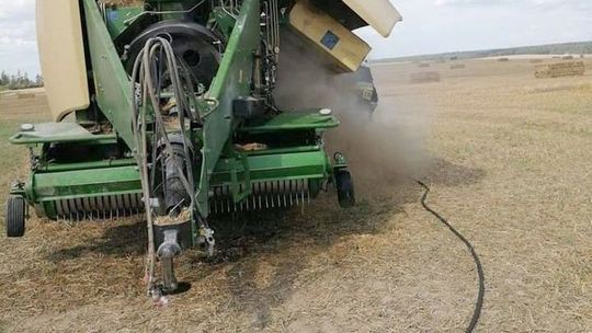 Najpierw zapaliła się maszyna, a od niej ściernisko