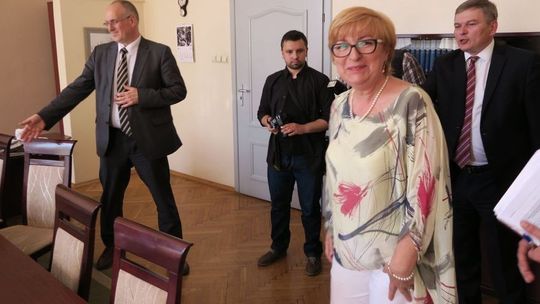 Najpierw zlikwidowali salę ślubów, a teraz kupują meble