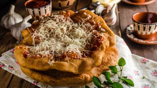 Najprostsze połączenia, najpyszniejsze smaki: węgierskie langosze