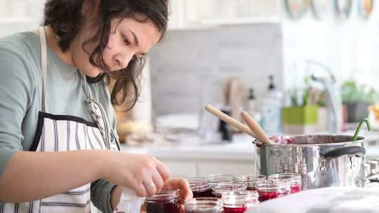 Najprostsze przepisy na domowe przetwory: ogórki, powidła, buraczki Najprostsze przepisy na domowe przetwory: ogórki, powidła, buraczki