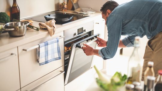 Najwięcej prądu ciągnie kuchenka elektryczna. Jak Polacy chcą oszczędzać energię?