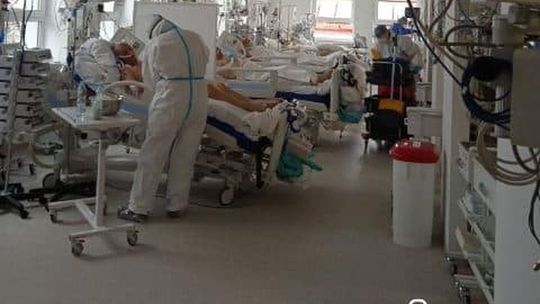 Najwyższy od kilku tygodni wzrost liczby zakażonych wymagających hospitalizacji