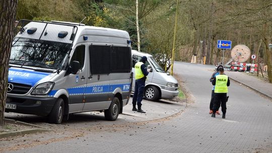 Nakaszlał na kobietę, mówiąc, że jest zakażony. Teraz odpowie przed sądem
