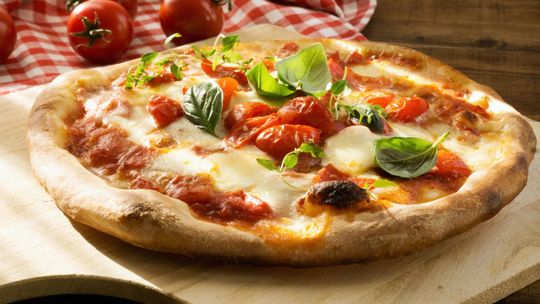 Naokoło pizzy – rodzaje, smaki i techniki przygotowania