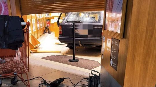 Napad na jubilera. Rabusie autem sforsowali drzwi Napad na jubilera. Rabusie autem sforsowali drzwi