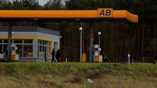 Napad z bronią na największą stację paliw. Policja z psami szuka bandytów