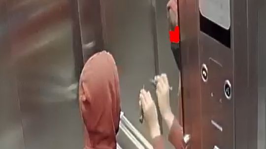 Napisał na burmistrza w windzie Napisał na burmistrza w windzie