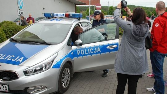 Napisy internauty bodka47 na radiowozach