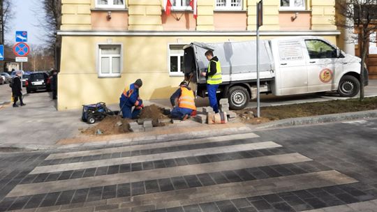 Naprawiają oświetlenie koło urzędu