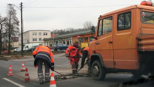 Naprawiają ubytki w drodze