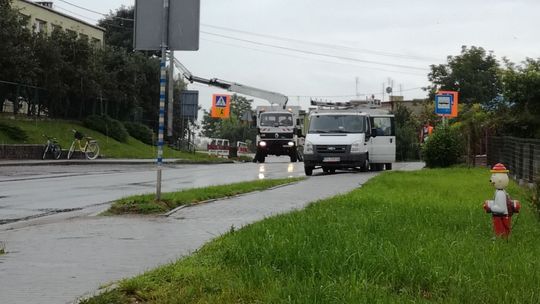 Naprawili przechylający się słup przy szkole