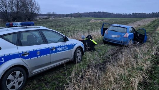 Narkotyki, sądowy zakaz i ucieczka w błoto. Dynamiczny pościg za kierowcą fiata