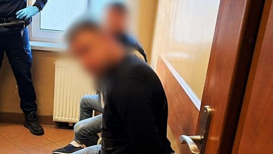 Narkotyki w schowku i gaz do dechy. Ucieczka z towarem zakończona na barierkach