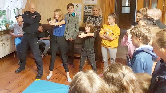 Nasi policjanci w Domu Dziecka. Przywieźli prezenty i przeprowadzili zajęcia