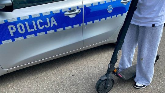 Nastolatek elektryczną hulajnogą wjechał w dziewczynę. Wezwano pogotowie i policję Nastolatek elektryczną hulajnogą wjechał w dziewczynę. Wezwano pogotowie i policję