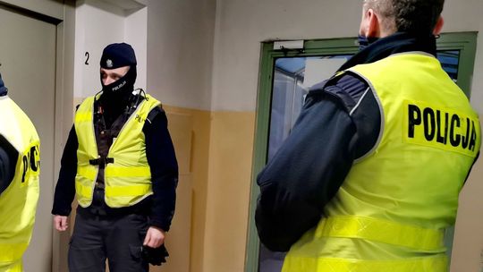 Nastolatkę znaleźli w mieszkaniu Nastolatkę znaleźli w mieszkaniu