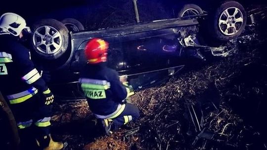 Nastoletni pijany kierowca dachował autem. Nastolatka w szpitalu