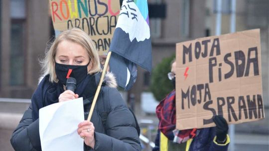 Nauczyciel pozywa posłankę PiS. W tle protesty Strajku Kobiet