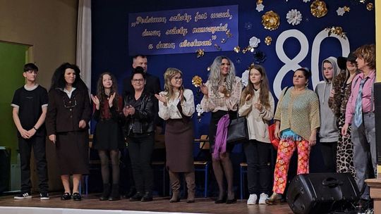 Nauczyciele na scenie! Jubileusz z pompą i kabaretowym humorem